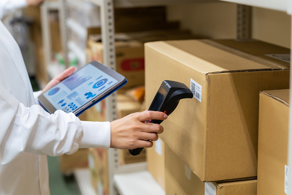 Étiquettes de traçabilité dans l'industrie pour faciliter la gestion des stocks.